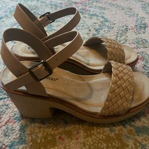 Pierre Dumas platform sandal size 8
